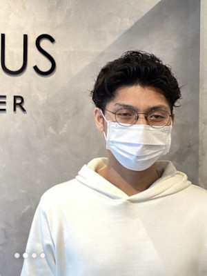 ツーブロックで映えるカーリースパイラルパーマ<理容室>