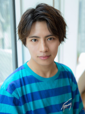 メンズカット　センターパート　黒髮