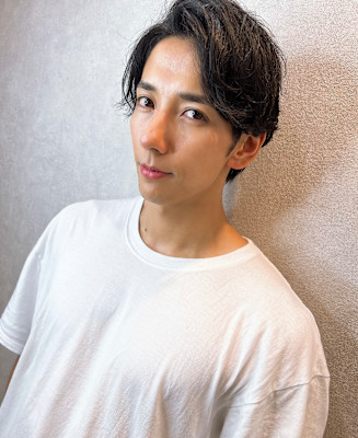 爽やかなセンターパートメンズスタイルお任せ下さい担当平川友理