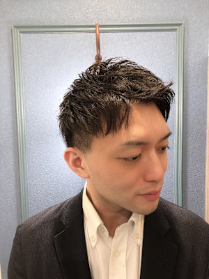 ビジネスマン　ツーブロック　アップバング