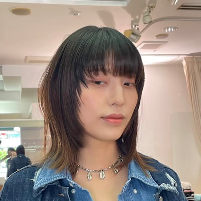 ミディアムウルフ×顔周りレイヤー