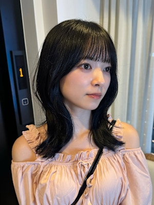 ミディアムレイヤー/韓国風/くびれスタイル/黒髪/艶髪