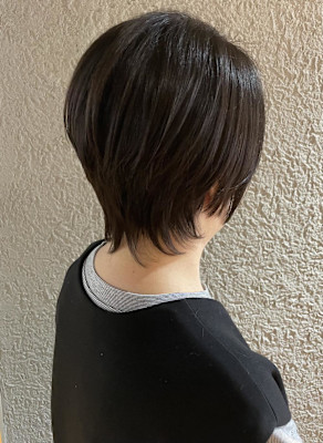 えりあしを長めに残したエレガントショート