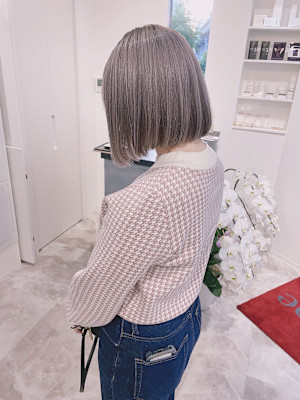 グレーベージュ