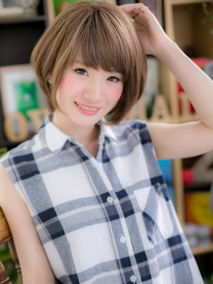 透け感ショコラベージュ前下がり耳かけボブ　透明感カラー