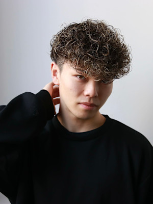 スペインカール　ハイライト　メッシュ　フェード　メンズパーマ