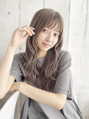 透け感グレージュのセミウェットアレンジ