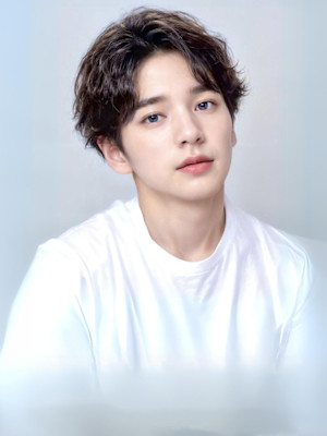 ナチュラルセンターパート　アップバングショート　パーマ