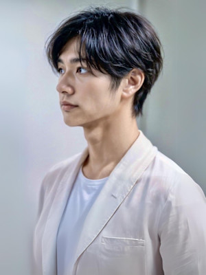 ナチュラルセンターパート　黒髪　シークレットパーマ