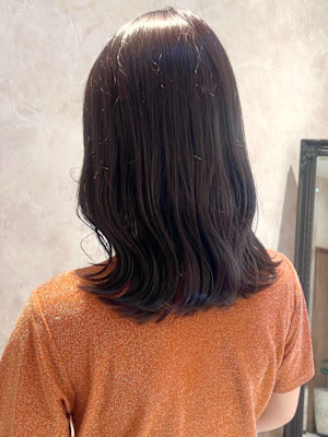 暗髪カラー　ラベンダーグレー　ミディアムレイヤー　ゆる巻き