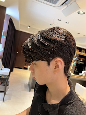 韓国人俳優　メンズ韓国ヘア　ダウンパーマ　カルマパーマ　