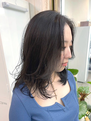 ウルフレイヤー無造作パーマ大人ミディセンターパート黒髪