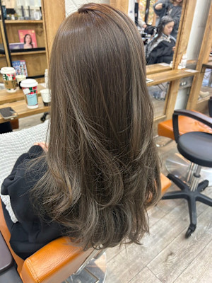 たっぷりレイヤーカットエアリーロング美髪フォギーベージュ