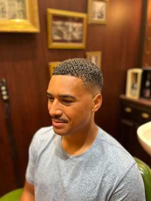 アップバングフェードメンズショートベリーショートフェード