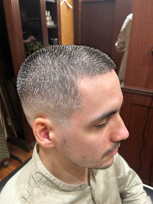 MEN’S外国人風バズカットミドルスキンフェード