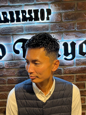 外国人風フェードメンズショートベリーショートアップバング