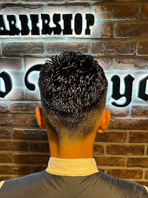 外国人風フェードメンズショートベリーショートアップバング