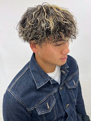 ツイストスパイラル　金髪メッシュ　ハードパーマ　マッシュ