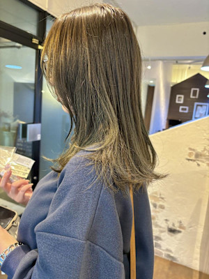 オリーブグレージュ