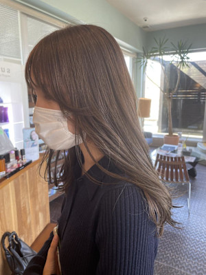 オリーブベージュ