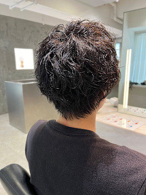 メンズのナチュラルな無造作ニュアンスパーマ