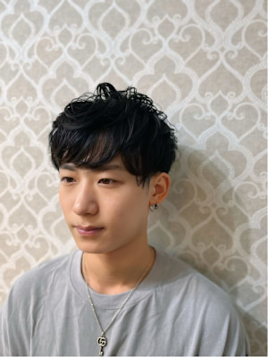 大人黒髪ツーブロックマッシュショート