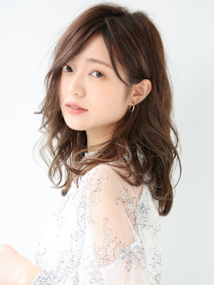 薄めバングシアーカラー美髪前髪なしイメチェンこなれミディ