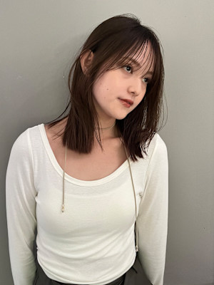 ミディアムストレートへア　レイヤーカット　アッシュカラー