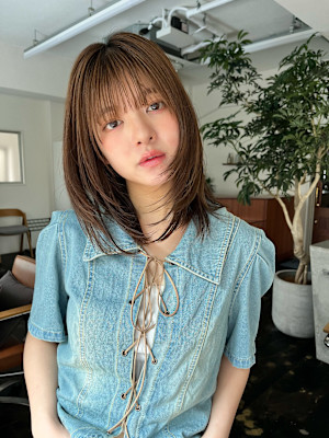 ミディアムレイヤーカット　アッシュベージュ　