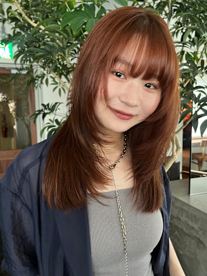 セミロングレイヤーカット　暖色カラー　オレンジベージュ