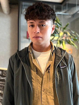 スペインカール　強めパーマ　刈り上げ　眉カット　メンズパーマ