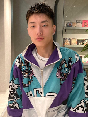 ベリーショート　刈り上げ　メンズカット　アップバング　束感