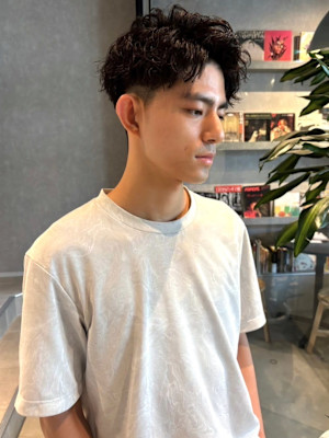 ツイストスパイラルパーマ　ツーブロック　アップバング　20代