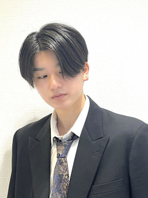 韓国風センターパートスーツ短髪モテる黒髪ニュアンスパーマ流行