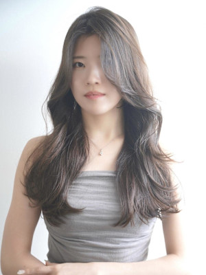 韓国風レイヤー大人小顔黒髪アッシュくびれ巻き20代30代