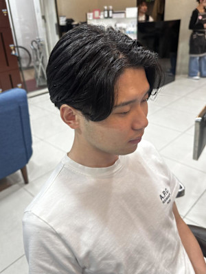 毛流れセンターパート無造作パーマツーブロック刈り上げ