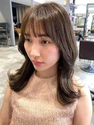 オリーブベージュ　透明感　ゆる巻きアレンジ　顔周りカット