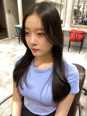 暗髪カラー　センターパート　顔周りカット　ゆる巻きレイヤー