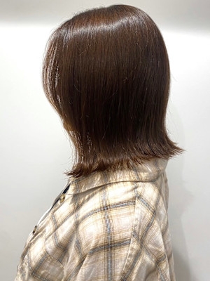 外ハネ　前下がりミディアムボブ　顔周りカット　艶髪カラー