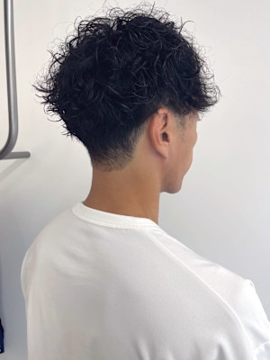 ミニマッシュ　スパイラルパーマ　刈り上げショート　無造作