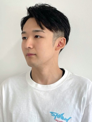 ツーブロック　サイドパート　ナチュラルパーマ　ショート