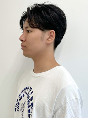 刈り上げショート　ツーブロック　ダウンパーマ　センターパート