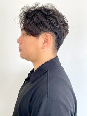 七三分け　刈り上げショート　ナチュラルパーマ　アップバング