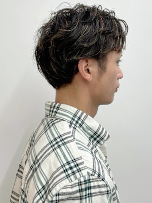 金髪メッシュ　ナチュラルパーマ　メンズカジュアル　ショート