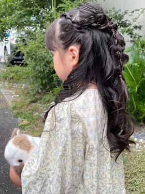 キッズ　ヘアアレンジ　編み込みハーフアップ　ゆる巻き