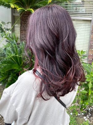 ラベンダー　インナーカラー　レッド系　ハイトーン　セミロング