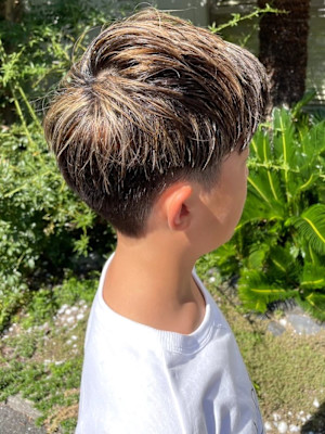 刈り上げツーブロック　メッシュ　ブリーチカラー　ベージュ