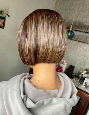 白髪ぼかしハイライトで作る。パツっとボブ