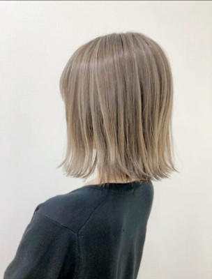 切りっぱなしボブフルブリーチ透明感スタイル