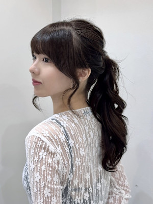 ポニーテール　ヘアアレンジ　顔周りカット